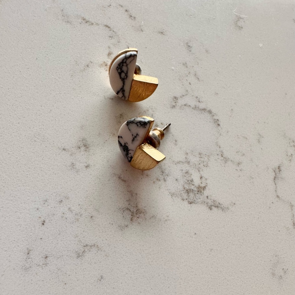 Goldtone and marble coloured studs earrings